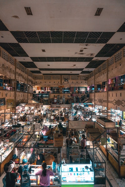 商店里有各式各样的商品的人